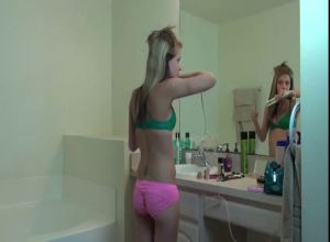 Богатый дяденька трахает молодую любовницу племяшку